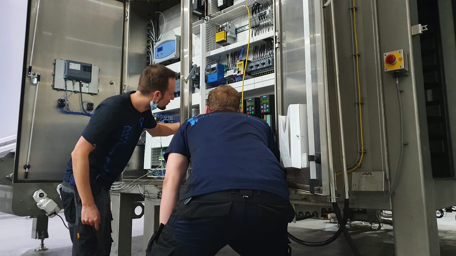 Poultry chilling department with stainless steel tanks and conveyors